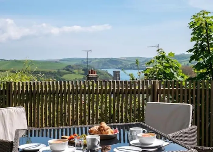 The Hideout-Boutique Cabin, Estuary View & Parking