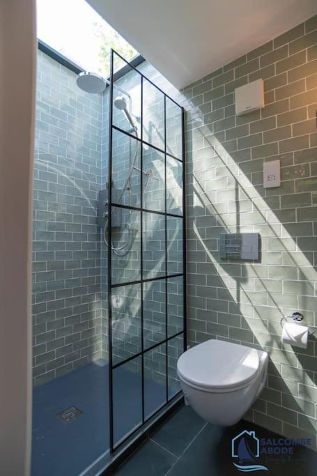 The Hideout-boutique Cabin, Estuary View & Parking Holiday home Salcombe