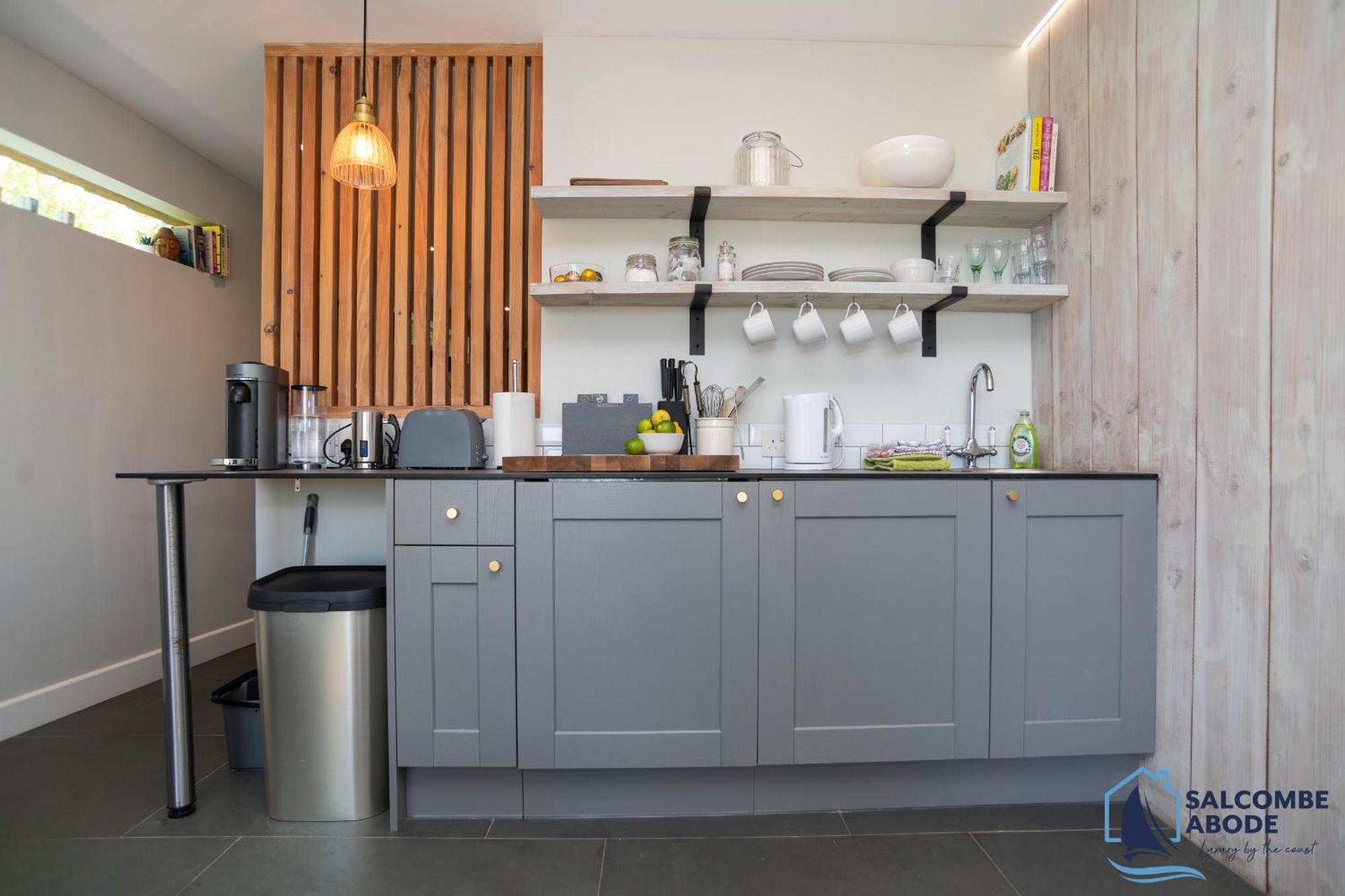 The Hideout-boutique Cabin, Estuary View & Parking Holiday home *