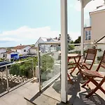 1 Lyndhurst