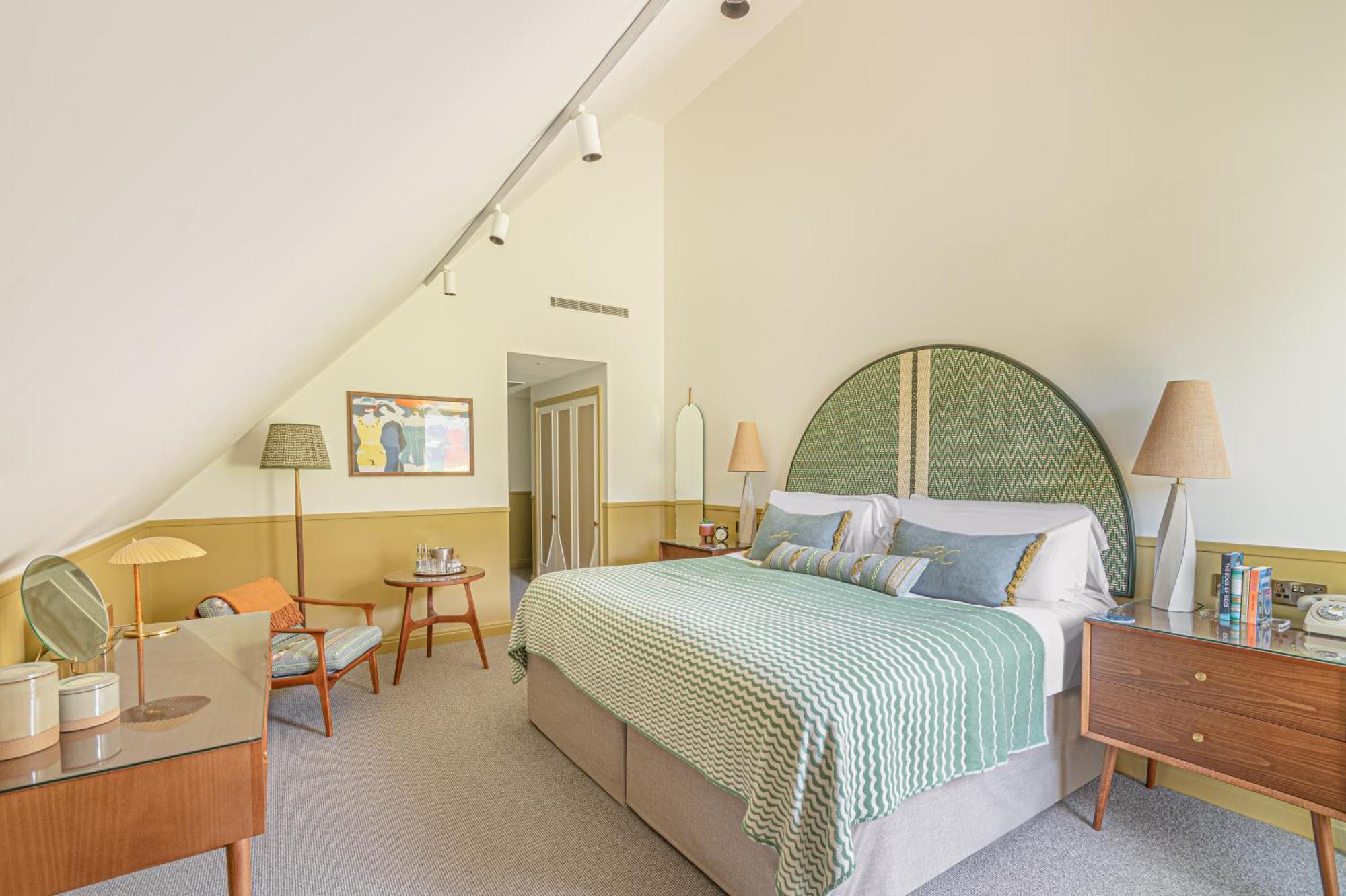 Harbour Club, & 4*