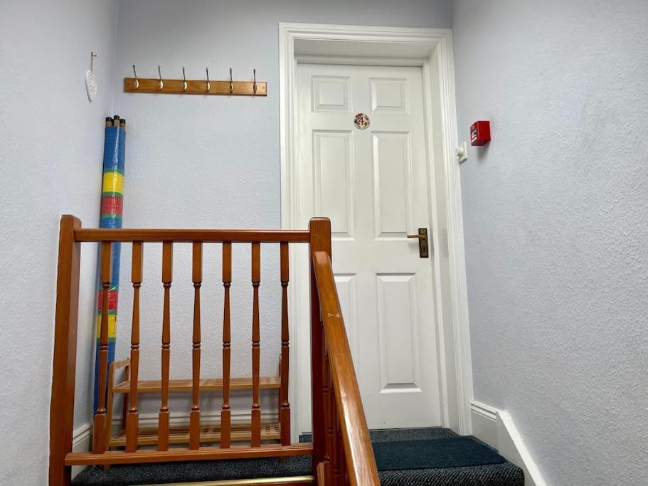 - 2 Bedroom Flat, Fantastic Harbour Views *