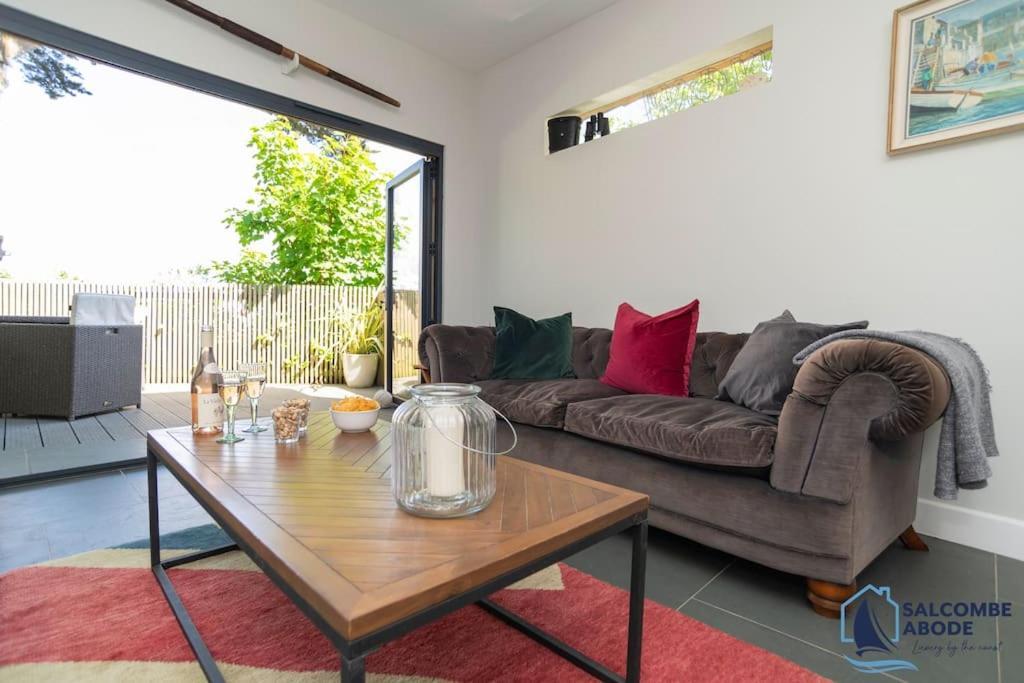 The Hideout-boutique Cabin, Estuary View & Parking Holiday home *